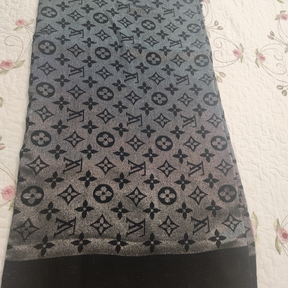 Louis Vuitton Black and Gray Monogram Scarf - Picture 3 of 3